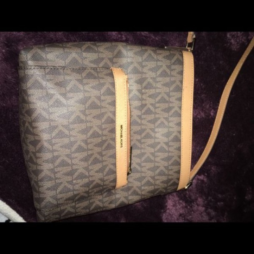 📦MICHAEL KORS OVER THE SHOULDER PURSE👜